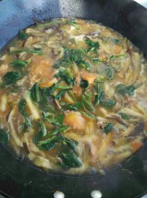 开锅后放入虾，等再开锅放入菠菜，再加入适量的盐和酱油即可