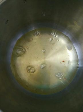 蛋白和蛋黄分离，蛋白放冰箱冷藏备用