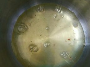 蛋白和蛋黄分离，蛋白放冰箱冷藏备用