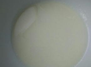 牛奶和玉米油充分乳化