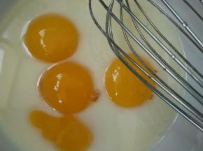 加入蛋黄搅拌均匀