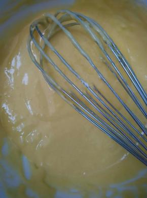 搅拌均匀成光滑细腻的蛋黄糊