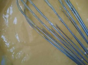 搅拌均匀成光滑细腻的蛋黄糊