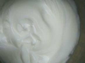 从冰箱取出蛋白，分三次加入糖，分高中低速的方法打发至硬性发泡