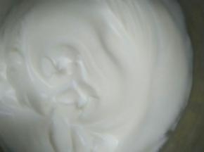 从冰箱取出蛋白，分三次加入糖，分高中低速的方法打发至硬性发泡