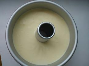 将搅拌均匀的面糊倒入剩余的蛋白里，快速搅拌均匀。搅拌均匀后倒入模具里，轻轻震两下，把气泡震出