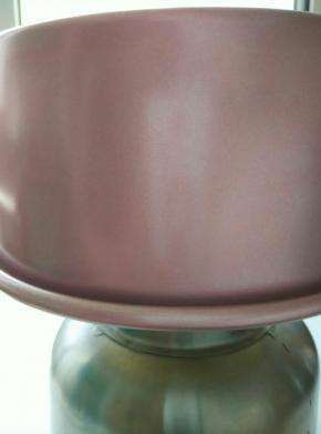 出炉后震一下，把热气震出立即倒扣