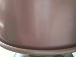 出炉后震一下，把热气震出立即倒扣