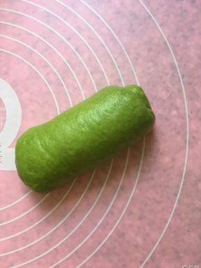 不要卷太紧，卷太紧的话会影响面团的发酵