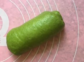 不要卷太紧，卷太紧的话会影响面团的发酵