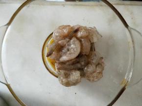 基围虾去虾肠、去头、去壳、开背、留尾巴，用盐、胡椒粉、五香粉、黄酒腌制半小时以上。