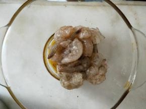 基围虾去虾肠、去头、去壳、开背、留尾巴，用盐、胡椒粉、五香粉、黄酒腌制半小时以上。