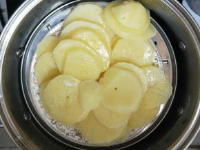 土豆切片蒸熟，用勺子压成泥，并加入少许盐拌均匀。