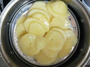 土豆切片蒸熟，用勺子压成泥，并加入少许盐拌均匀。