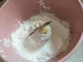 团好的虾球沾上一层淀粉。