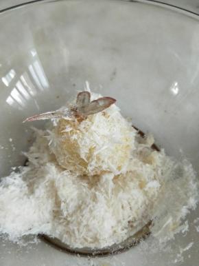 在面包糠里滚一圈。