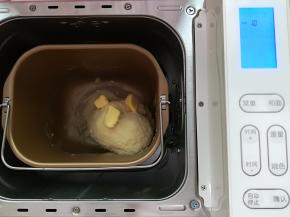 揉了一个程序之后加入软化的黄油再次启动和面功能