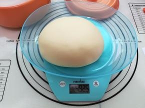 面团称重
法焙客的电子称精准到0.01克，颜值也高
