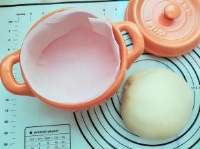 周边也围上油纸，以免粘锅