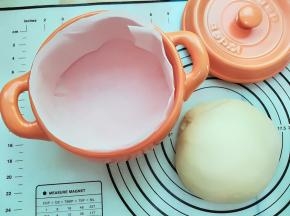 周边也围上油纸，以免粘锅
