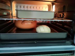 放进烤箱发酵，发酵的时间要按实际的温度来调整