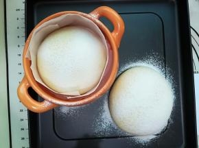 发酵好的面团筛上面粉，这时先预热烤箱上下烤150度10分钟