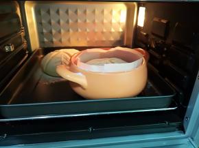 送进预热好的烤箱，上火130度，下火120度35分钟