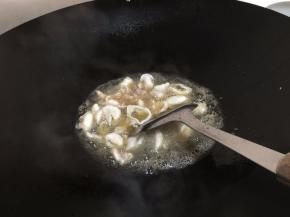 把切好的鱼泡头小火煎，过过油