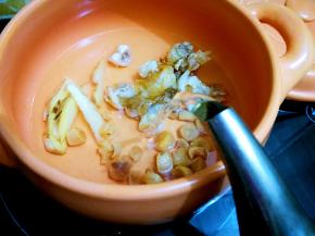 把过了油的鱼泡码人入坤博砂锅，再把姜片，瑶柱都码入，再加入适量的水开水，煮开