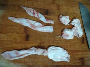 把鱼泡都处理切成小段，把鱼泡头和尾分开（不想处理的也可以）