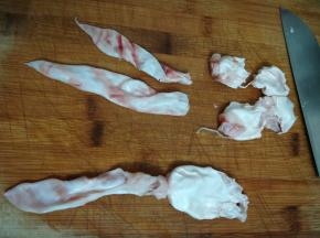 把鱼泡都处理切成小段，把鱼泡头和尾分开（不想处理的也可以）