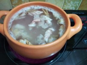 煮开的时候再入另一半鱼泡的尾部