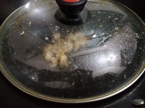 操做这一步的时候要用盖子盖起，防止溅油，一定要小心哦，这样煲出来的汤才又浓又鲜，（这一步有去腥的作用）