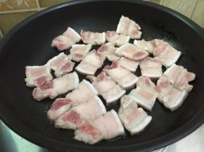 加热不粘锅，不加油，把五花肉码上去，中火煎