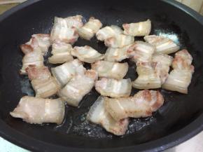 煎至黄金色把五花肉翻面，继续煎