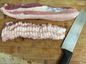 五花肉洗净切成薄片（不用五花肉可用其它肉类代替，我家宝宝喜欢吃带皮的五花肉这样吃起来有嚼劲，特别是生菜包肉他们也很喜欢吃）