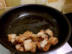 把煎出来的猪油盛出