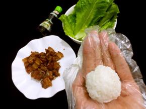 把白饭搓圆，大小按自己喜欢