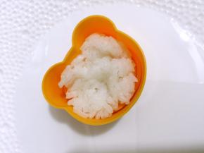 用以卡通模具，先抓少许白饭塞在模具里