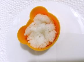 用以卡通模具，先抓少许白饭塞在模具里