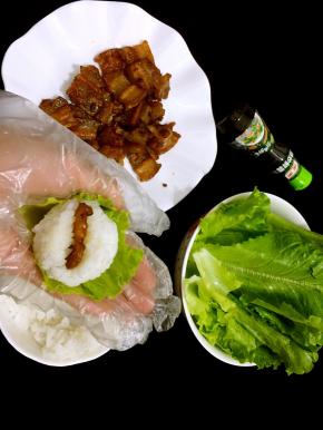 拿一块五花肉夹在中间即可