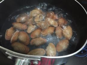 把蛤蜊先煮至开口，水开大概30秒即可离火，用凉水冲洗掉杂物