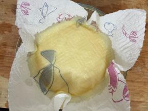 用厨房纸吸掉多余的浮沫