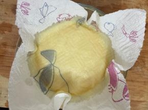 用厨房纸吸掉多余的浮沫