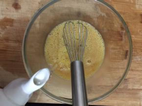 加入和蛋液同等量的凉白开水