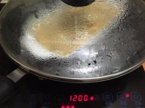 锅里做水烧开，把蛋液放进去，中火8分钟即可
