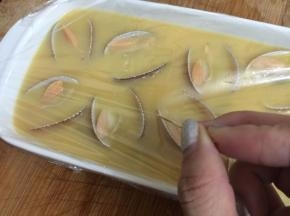 用保鲜膜包住盘子，用牙签不保鲜膜上戳几个小孔