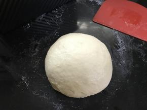 1、把除黄油外的所有材料混匀后揉成光滑的面团。