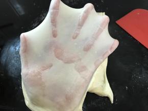 2、加入黄油继续揉至能拉出大片有韧性的薄膜。