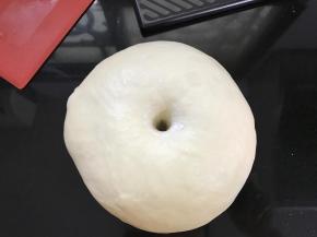 3、放温暖处进行一次发酵，手指沾粉插入面团，洞不回缩不塌陷，一次发酵完成。